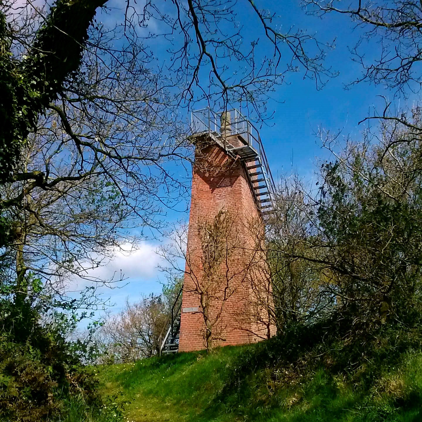 Kør-selv-tur med guide med fokus på trekantsområdets oldtidsminder
