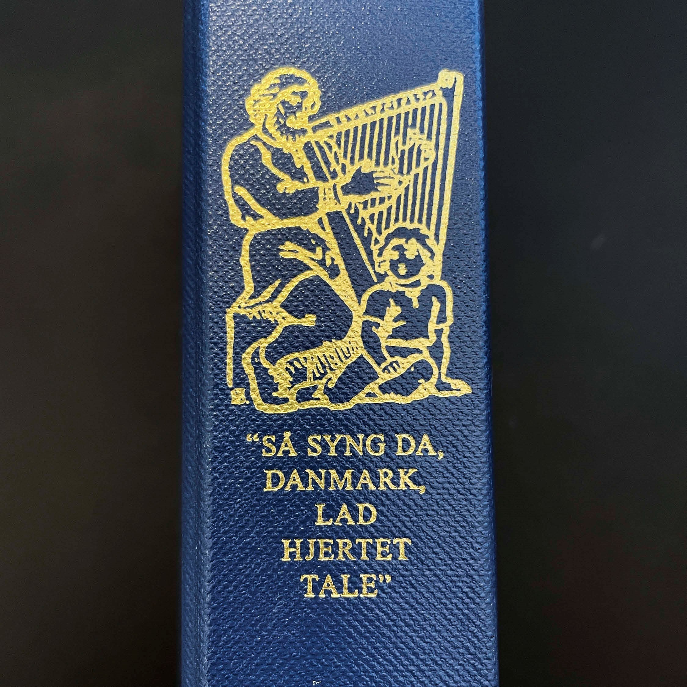 Syng dig glad - en aften med højskolesangbogen