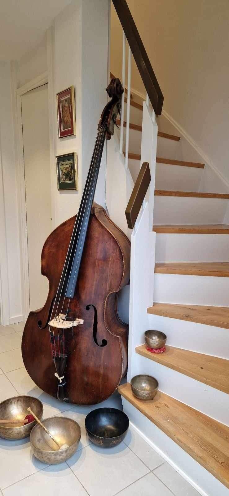Intuitiv Klang fra Klangskåle og Kontrabas