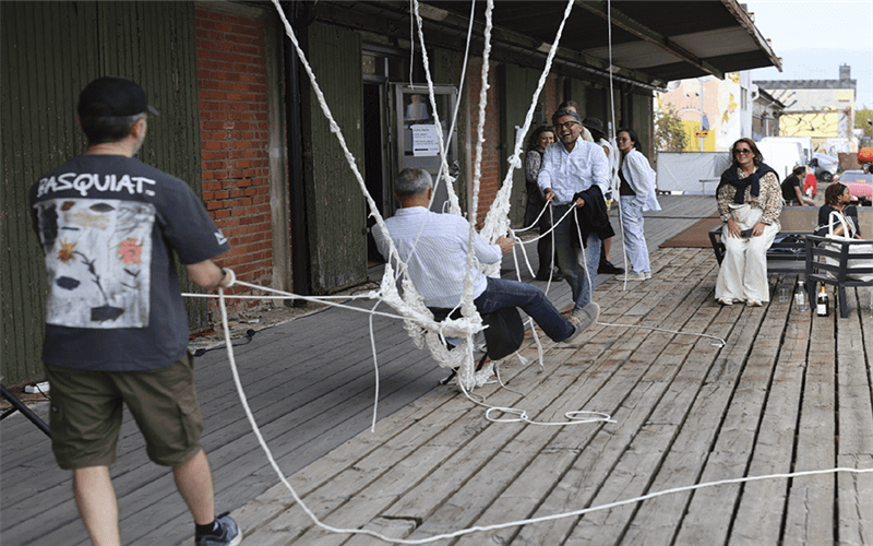 Tag en tur i rodeosadlen med Kunstbygningen i Vrå!