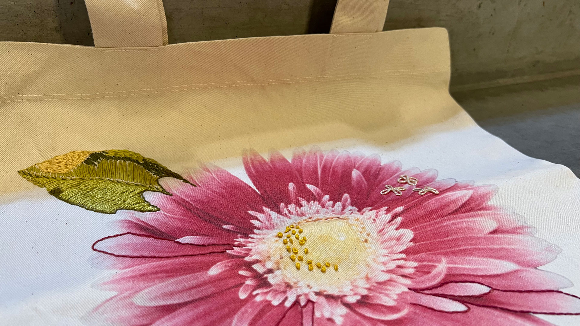 Tekstilprint og frihåndsbroderi
