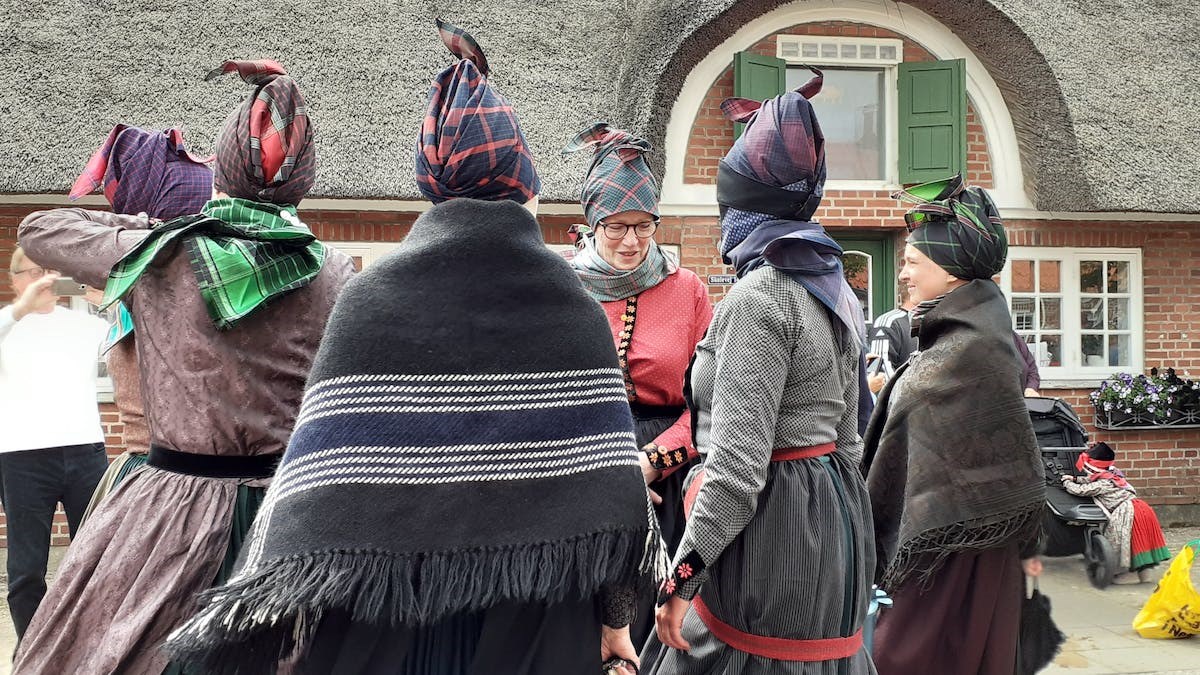 Byvandring med Fanøkone i dragt