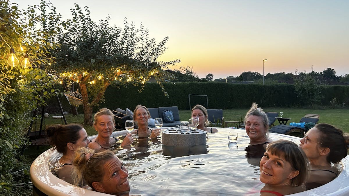 Vildmarksbad, vin, sauna, middag og vandring