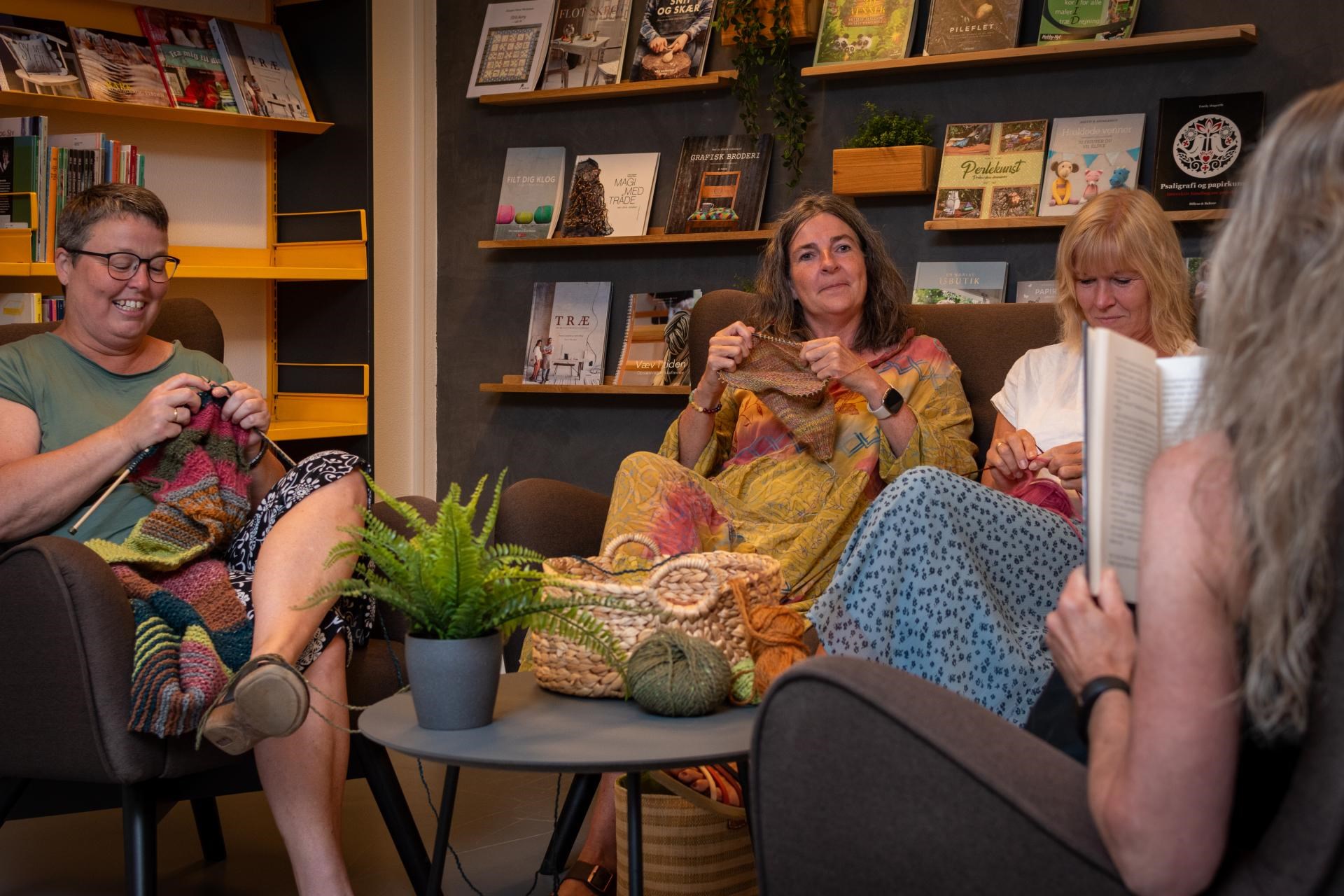 Strik og lyt på Brædstrup Bibliotek