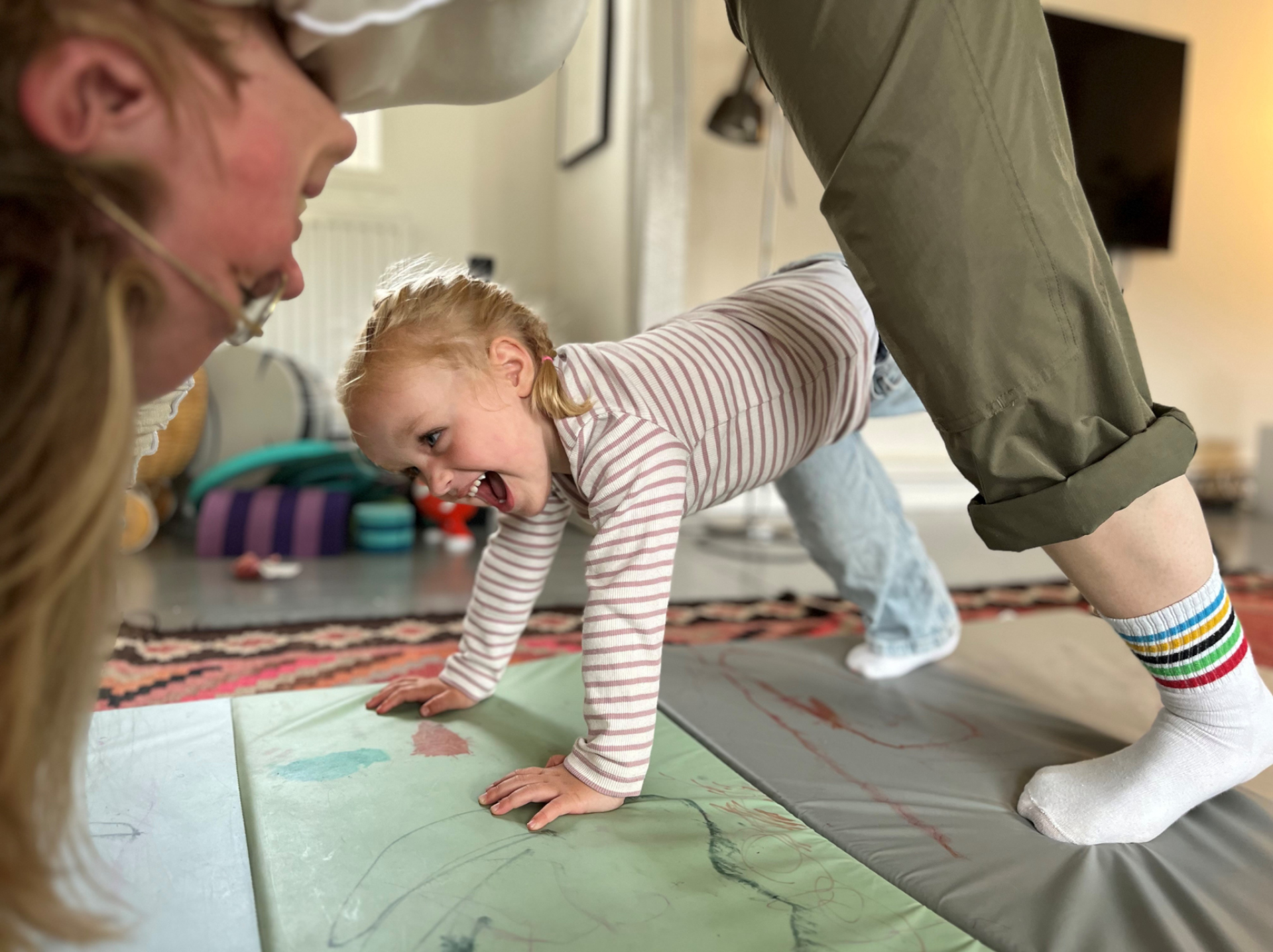Familie-yoga med sang og bevægelse