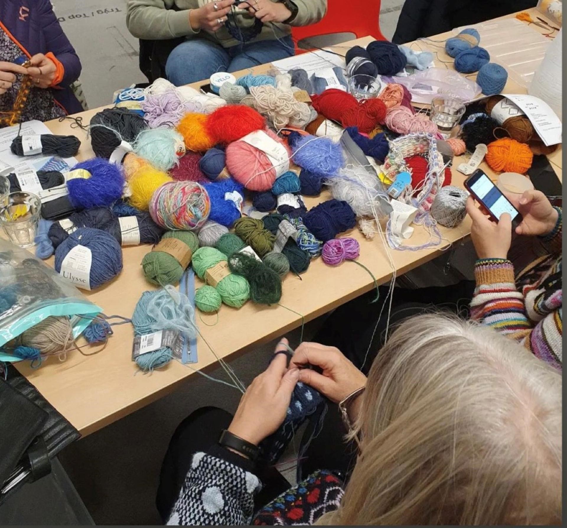 Strikkeglad på Jægerspris Bibliotek