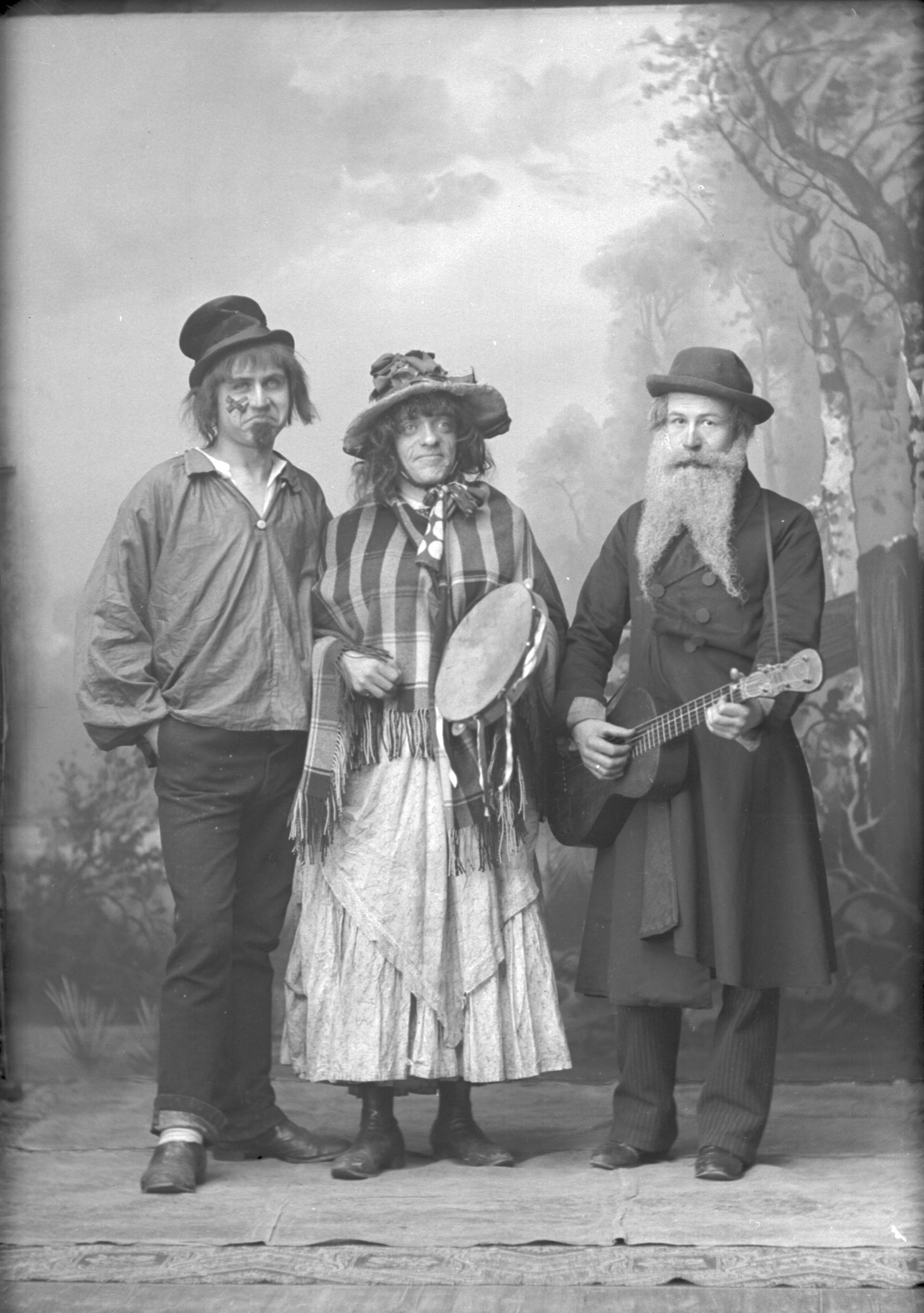 Kom til introduktion til udstillingen: "Glimt af udklædningens historie - karneval og fastelavn i