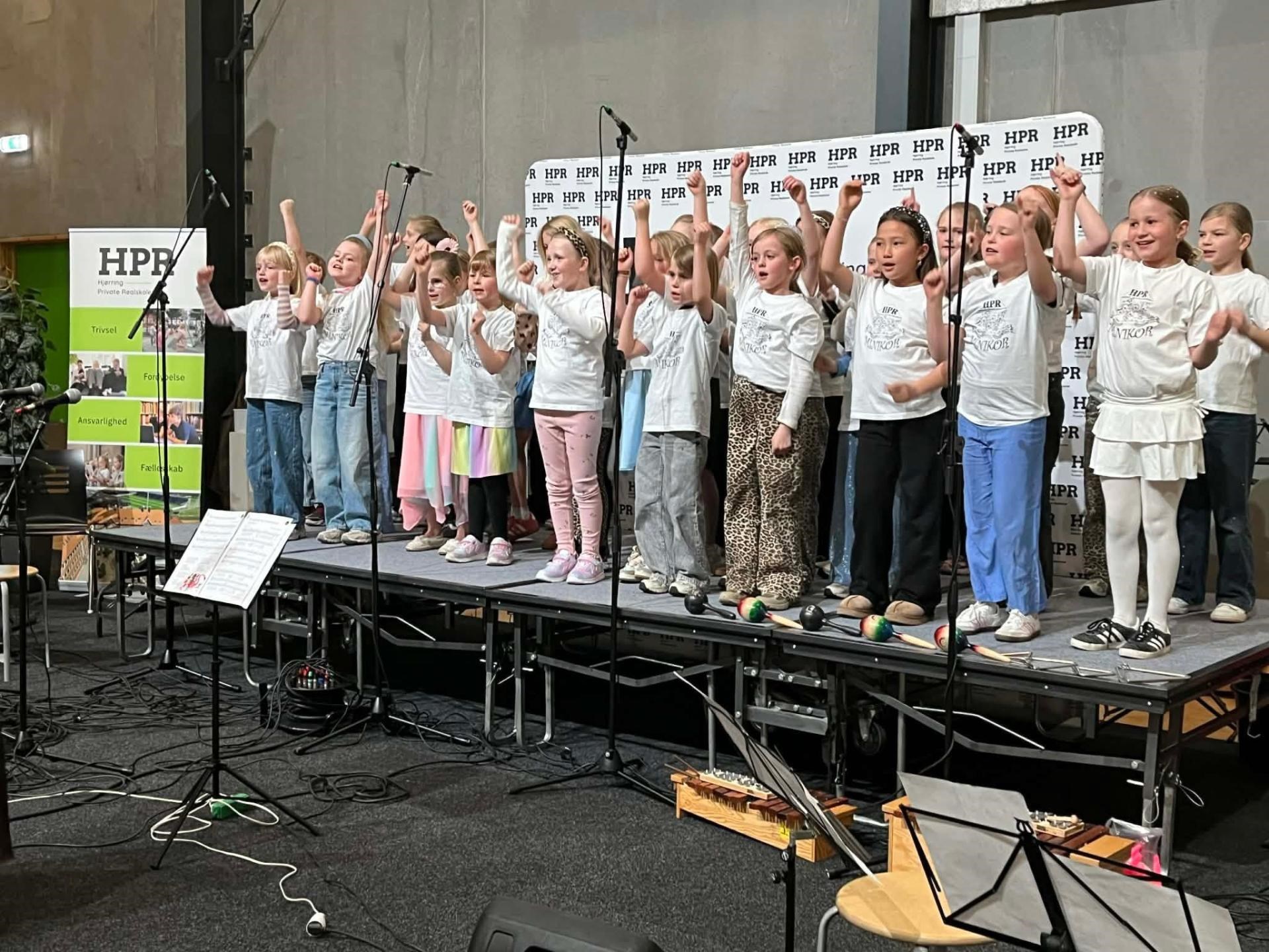 HPRs Minikor synger sommersange