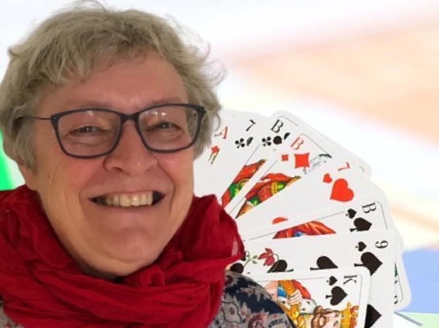 Spil kort eller brætspil med Anne