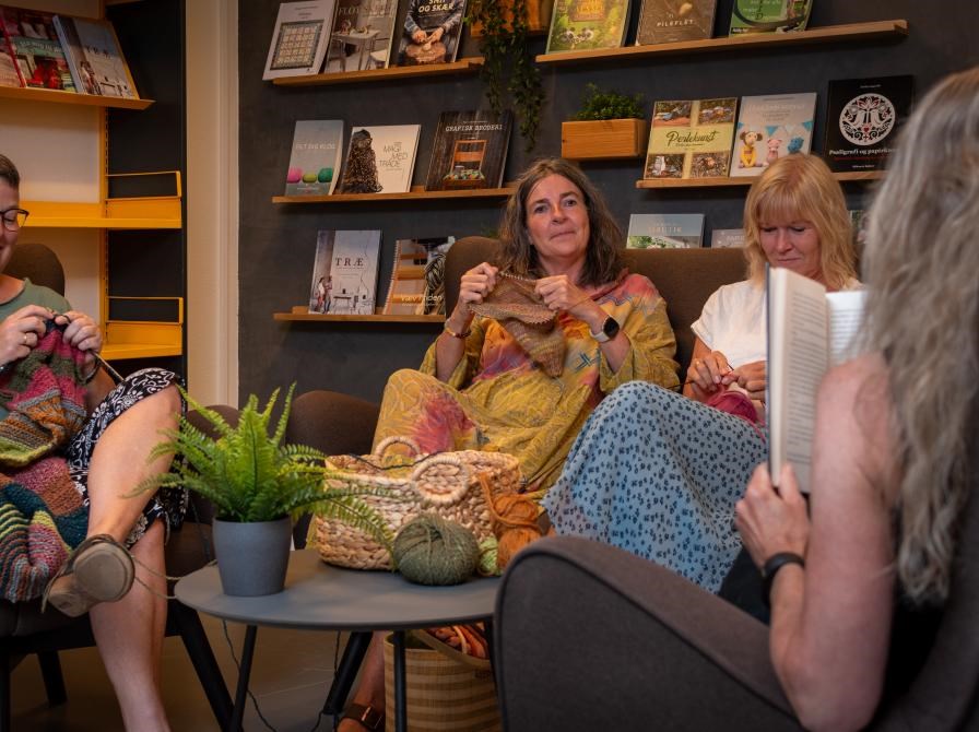 Strik og lyt på Brædstrup Bibliotek