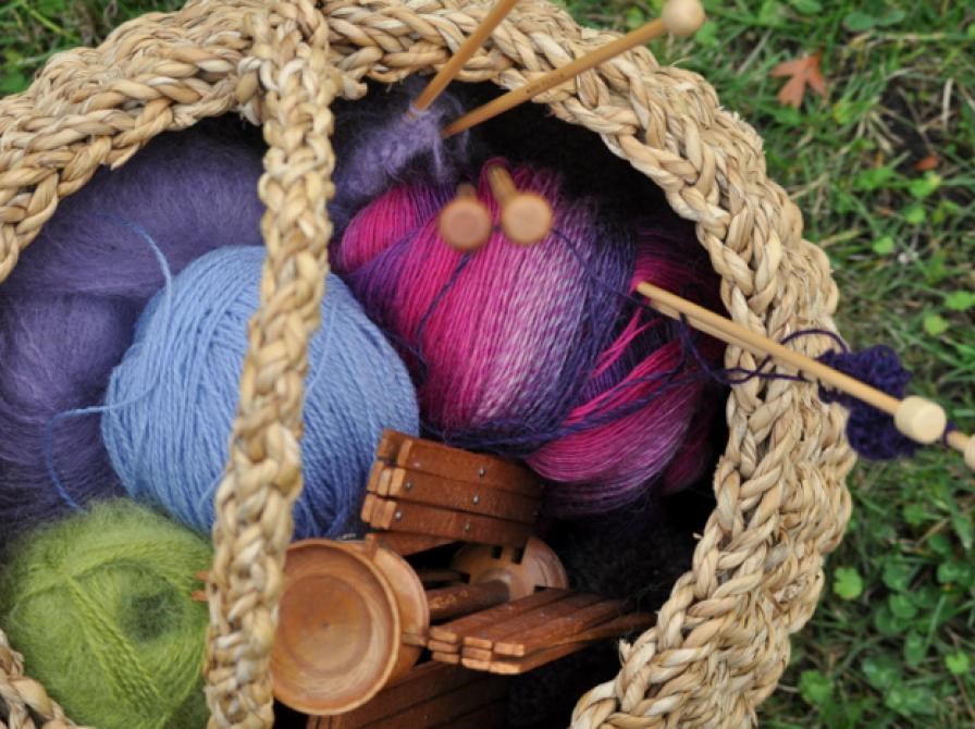 Strikkeoplæsning på biblioteket