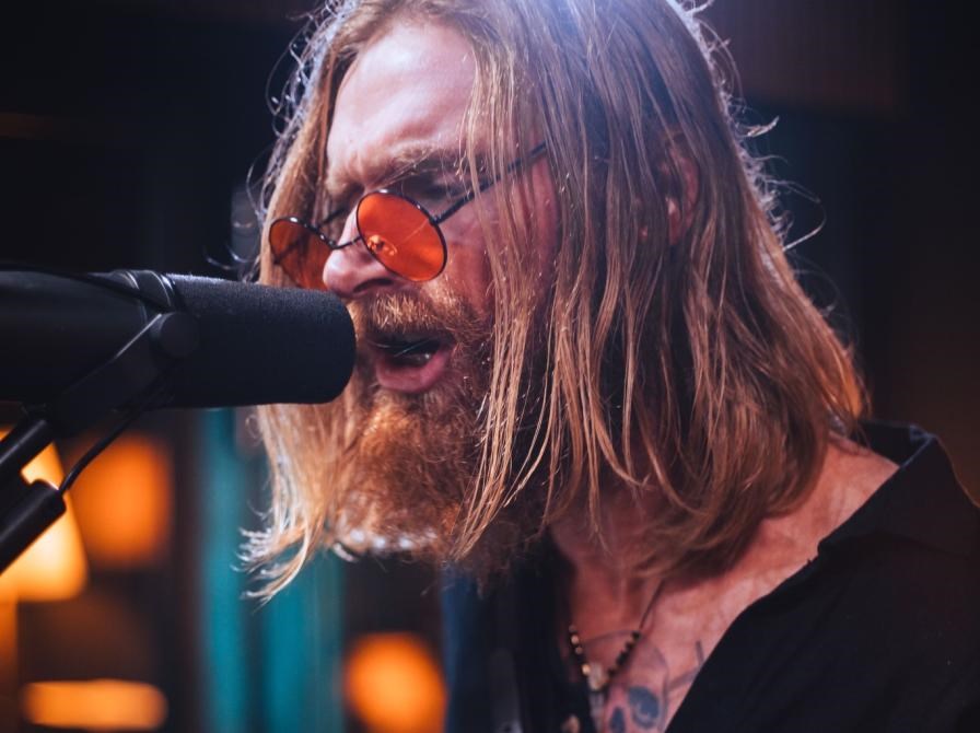 Fra afmagt og misbrug til håb og livslyst: Fortællekoncert og samtale med Mikkel Sørensen