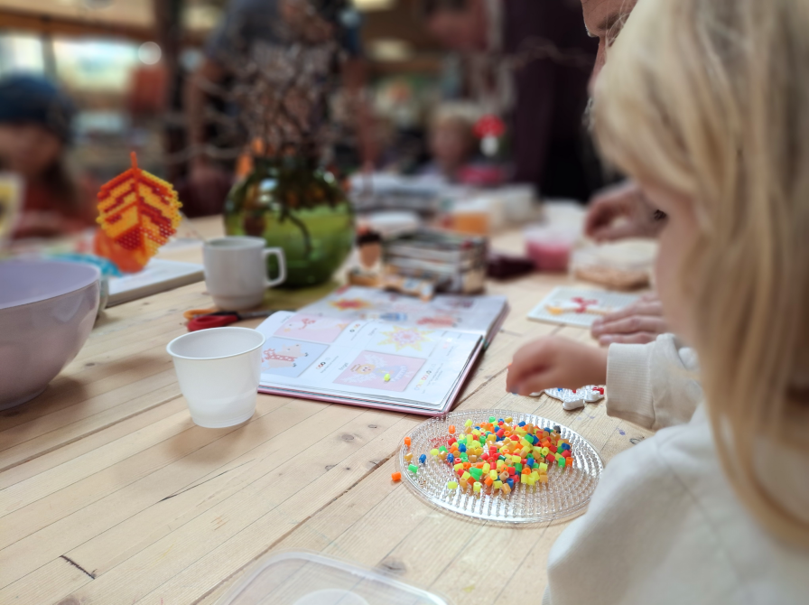 Lørdagskrea: Perlekrea på Mørkhøj Bibliotek
