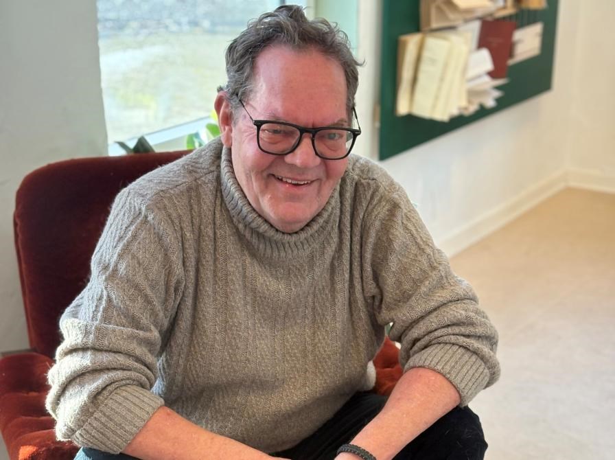 Fra succesfuld skuespiller og teaterchef til blind forfatter