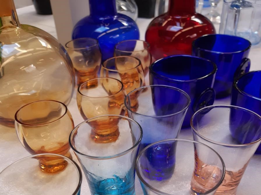 Retro i alle farver - glasmarked ved Glashistorisk Selskab Holbæk og Tårnby Lokalarkiv