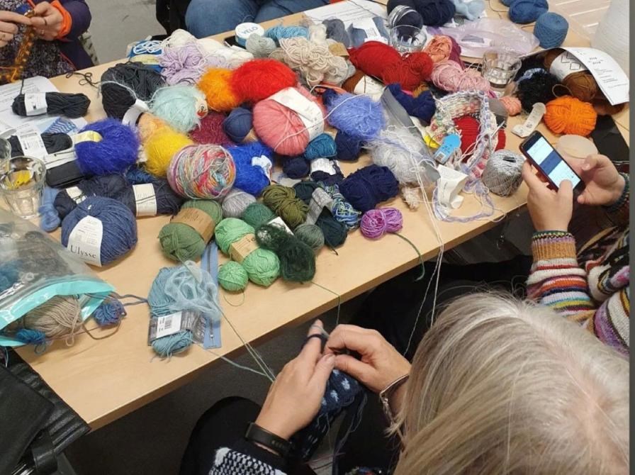 Strikkeglad på Jægerspris Bibliotek