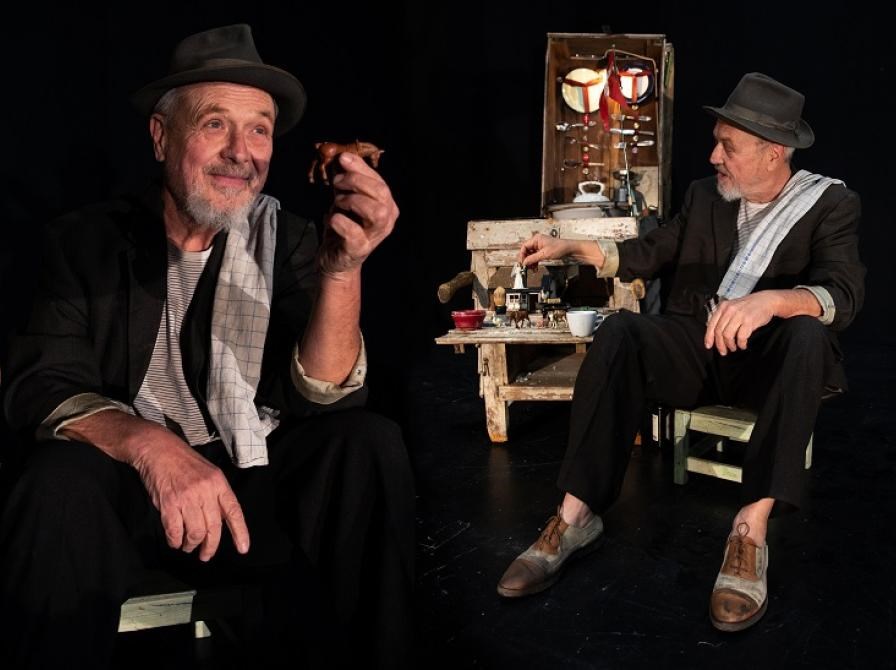 Victorias enebarn opfører "En biting"