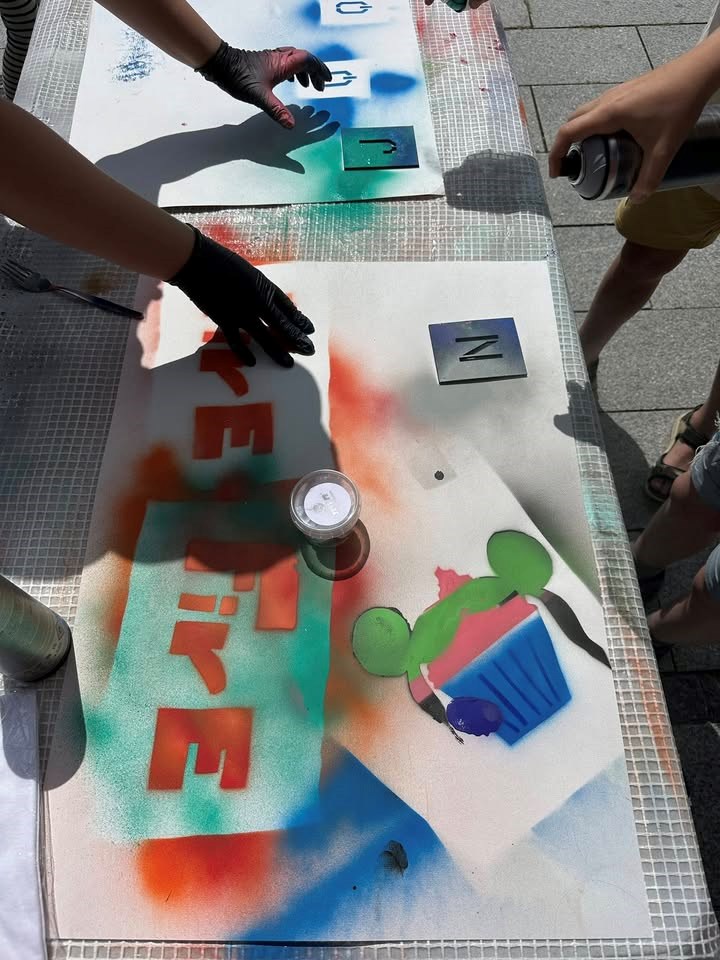 Sindsyg god søndag: Spray & Stencil - Skab dit eget statement