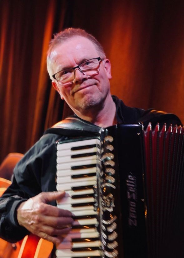 Fællessang efter den nye højskolesangbog v Christian Søgaard