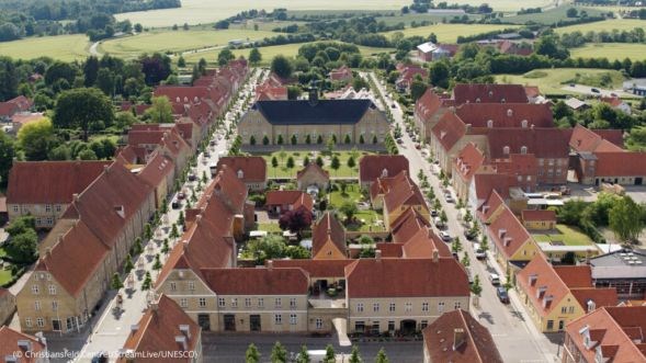 Oplev charme, historie og naturskønne oplevelser - dagstur til Christiansfeld & Haderslev