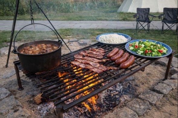 Sort gryde over bål