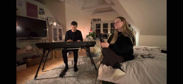 Drop in sang Caroline og Simon