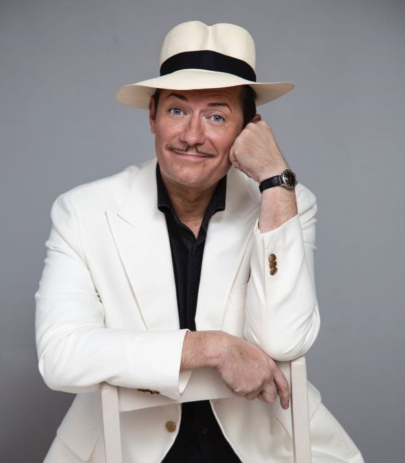 Kom med BAG kameraet på Badehotellet - med Jens Jacob Tychsen - aka selveste Hr. Weyse!