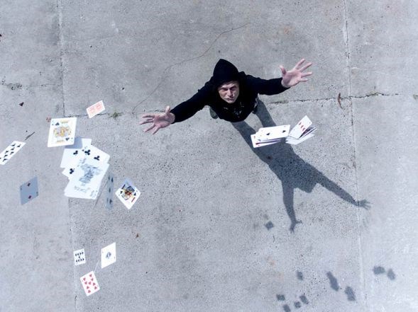 Oplev Lars Sandrini - mentalmagi, kropssprog og psykologisk underholdning