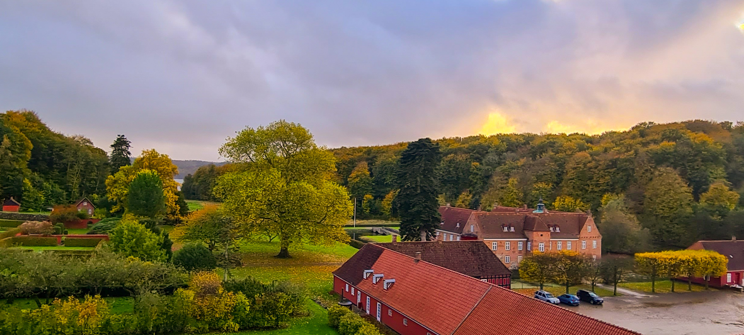 Forårstur til Tirsbæk Gods - park, slot og vinoplevelser