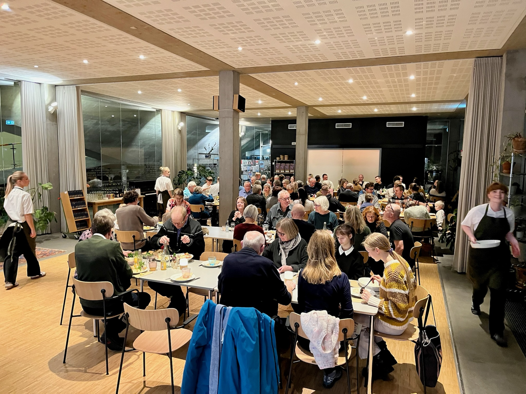 Fællesspisning før foredrag med Peter Viggo Jakobsen