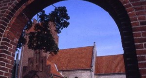 Englevagt i Ishøj Kirke / Ane Øland Bækgaard