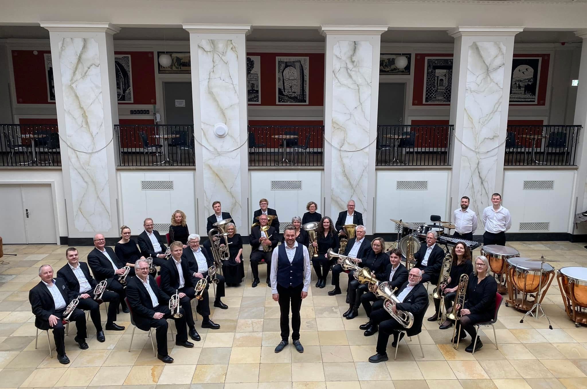 Brass band under åben himmel