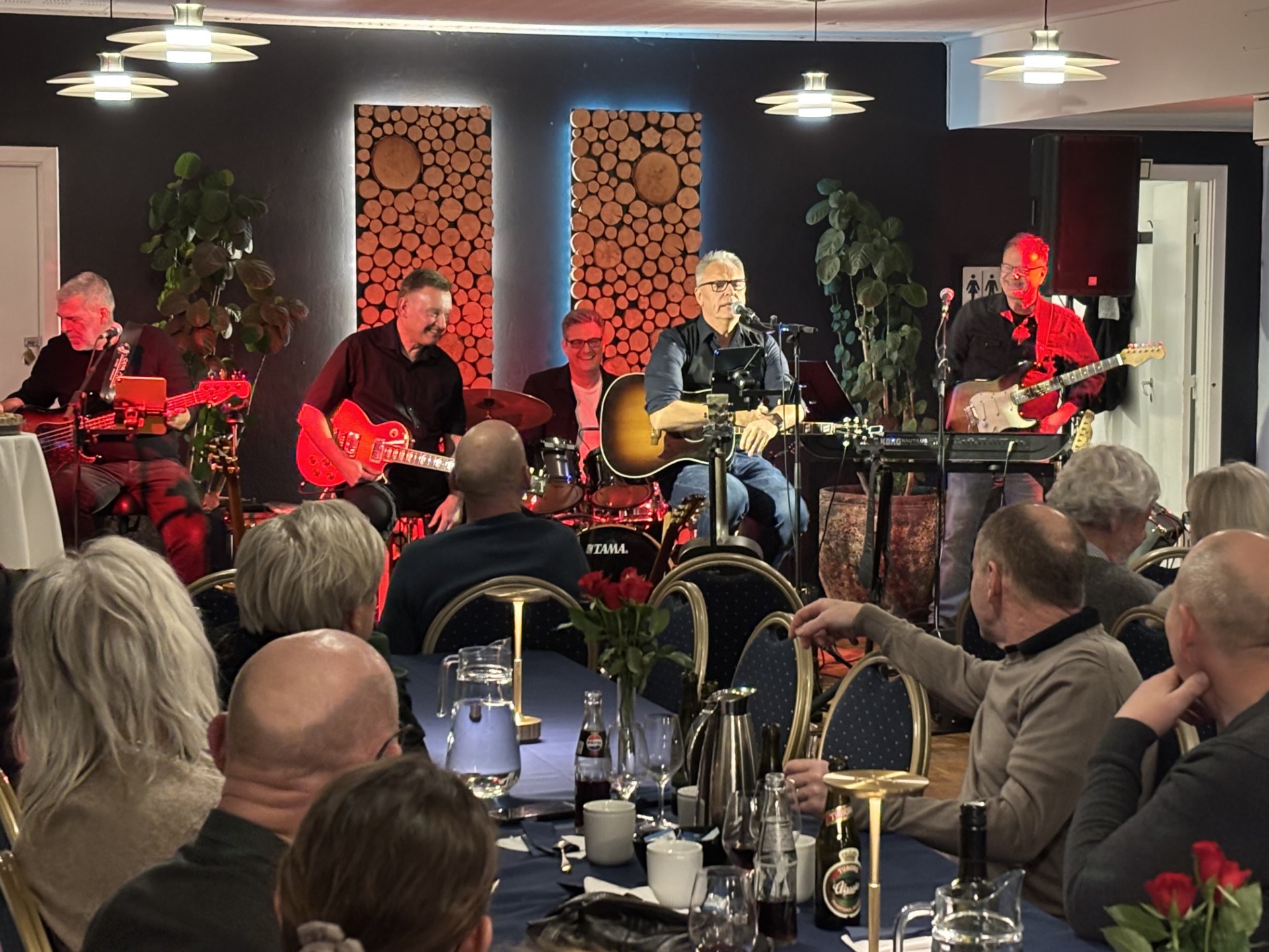 Jimmy (fra Never2Late) synger Johnny Madsen