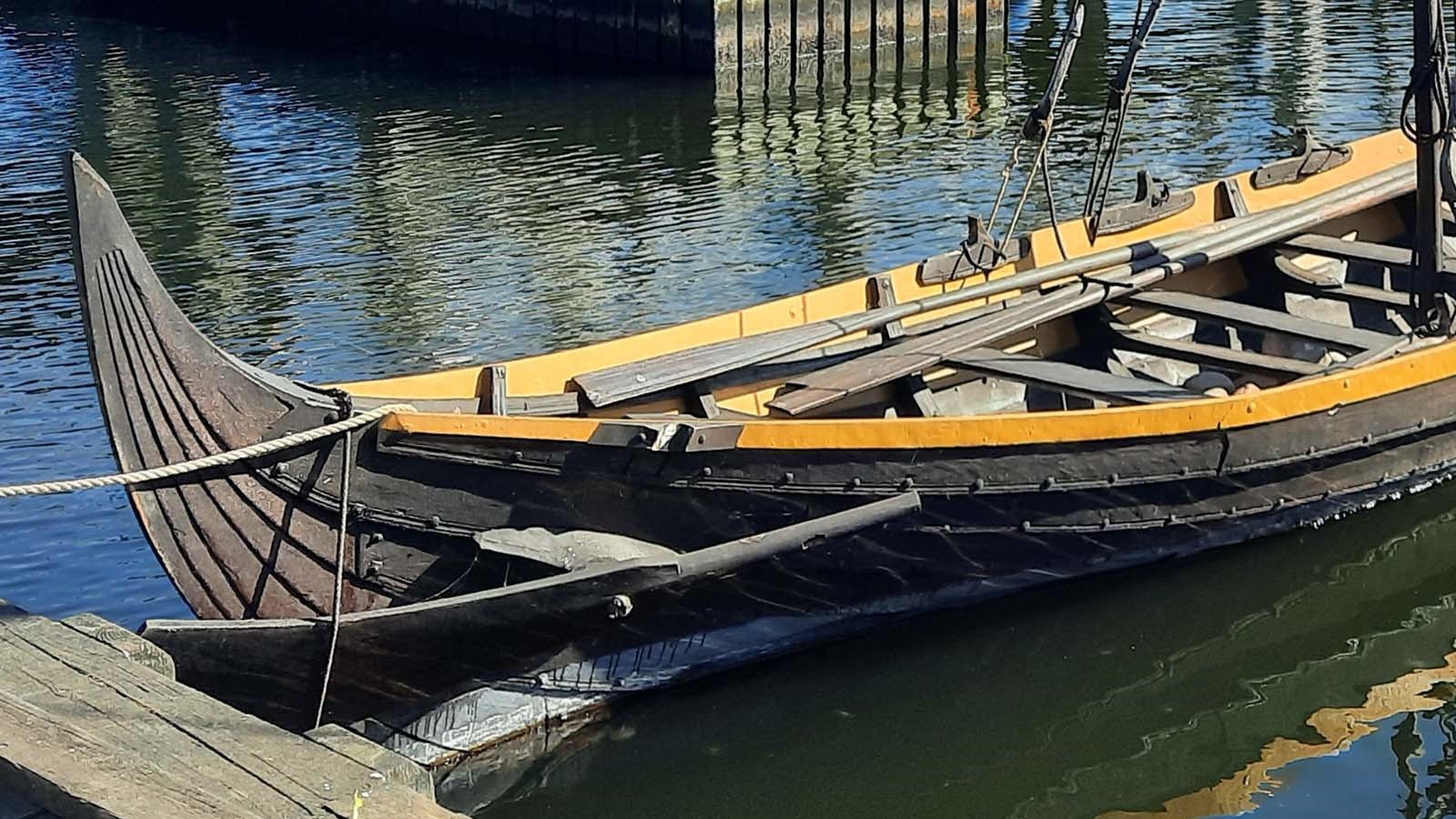 Guiden fortæller om Gislingebåden og Langoè-båden