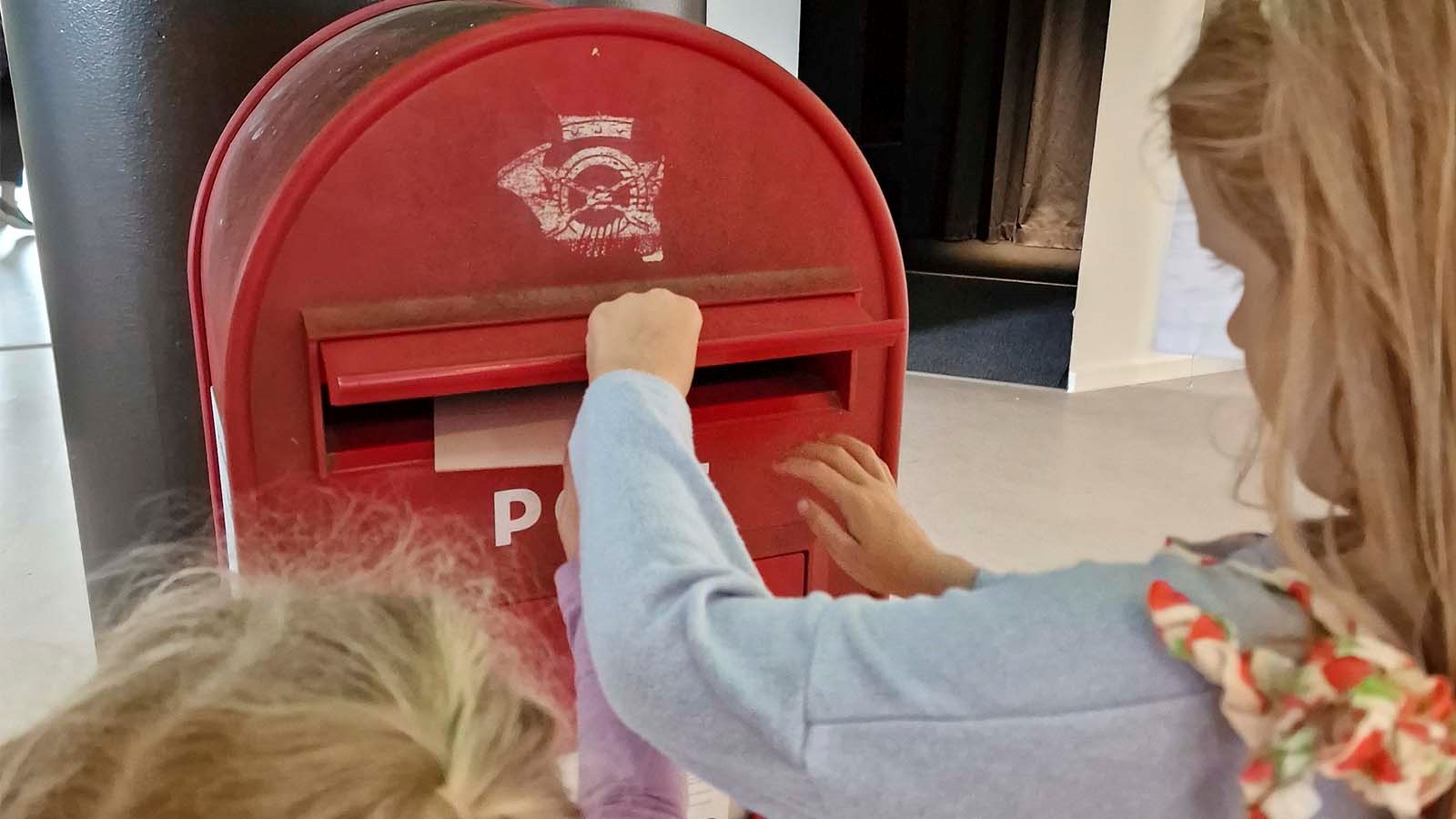Send et postkort - vores røde postkasse virker