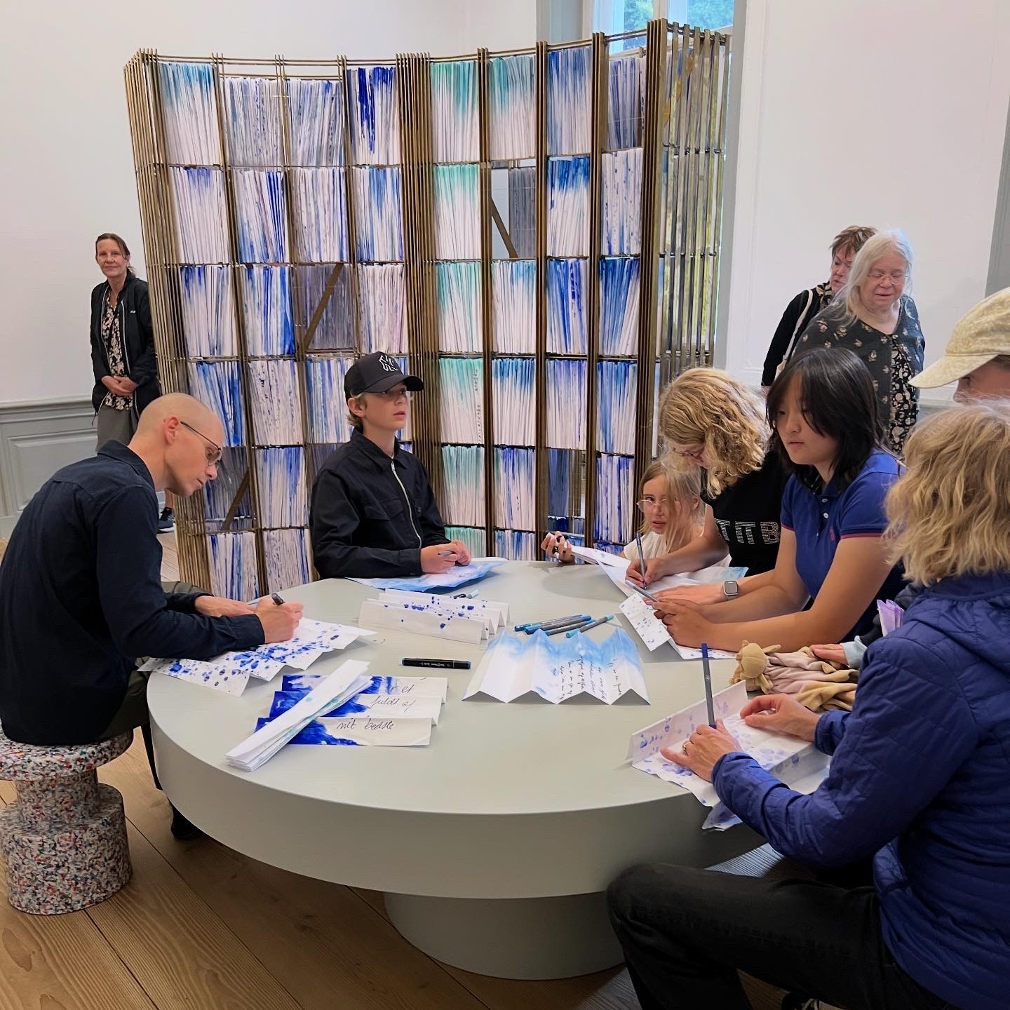 Familieomvisning i kunstudstillingen ven(skaber)