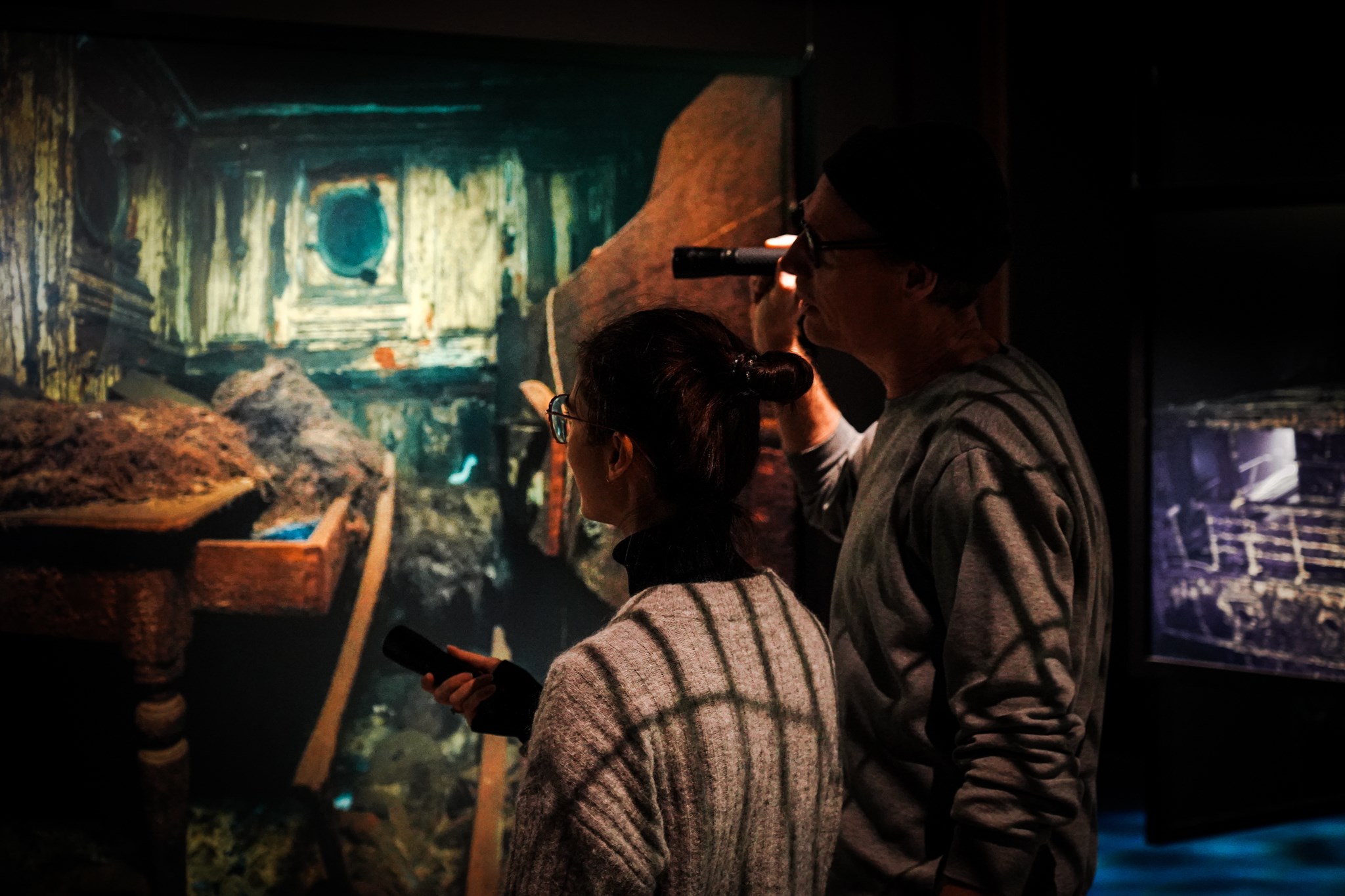 Lommelygte-omvisning i særudstillingen Østersøens Gåder