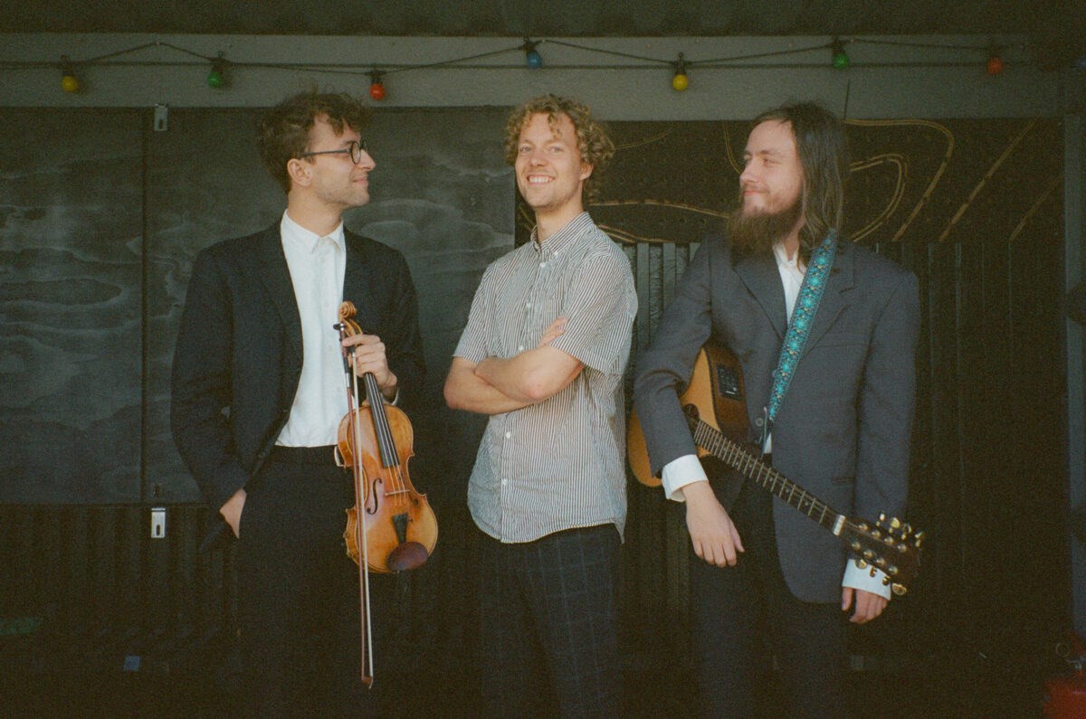 Folkemusiktrio Carol Supreme er energisk, legende og samtidig dybt musikalske