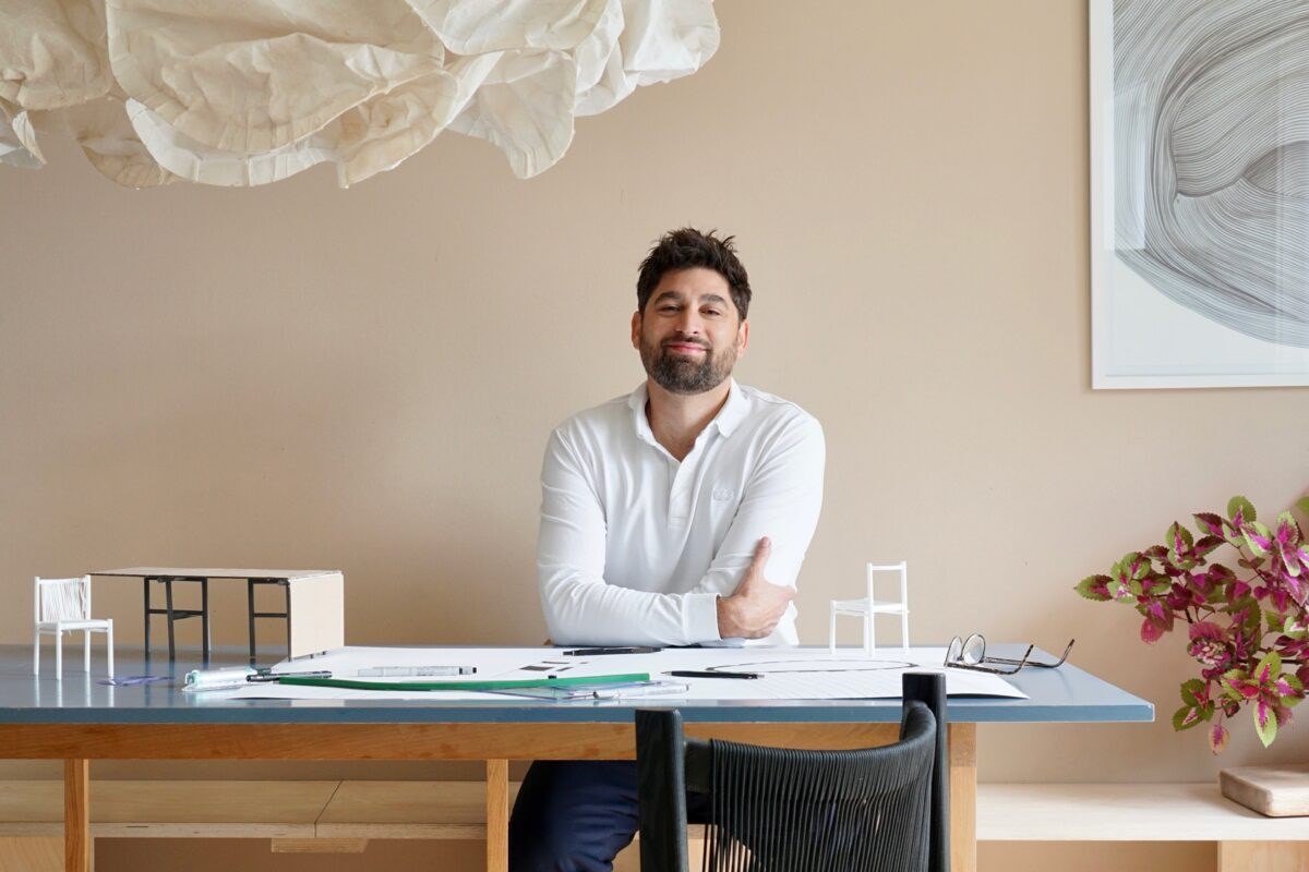 Mød arkitekt og møbeldesigner som netop har vundet Danmarks Næste Klassiker