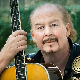 Tom Donovan giver koncert