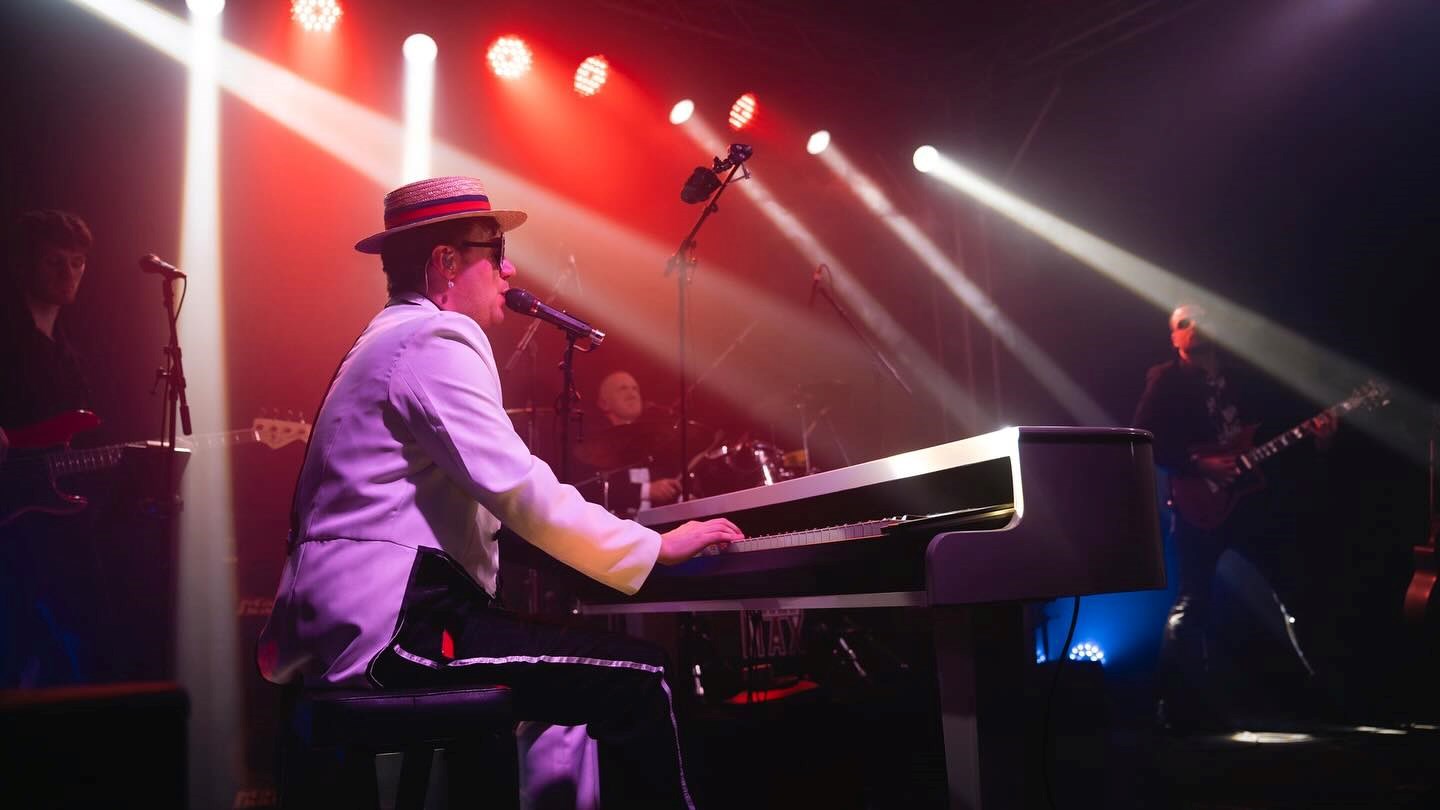 The Elton John Experience i Dolphin Garage