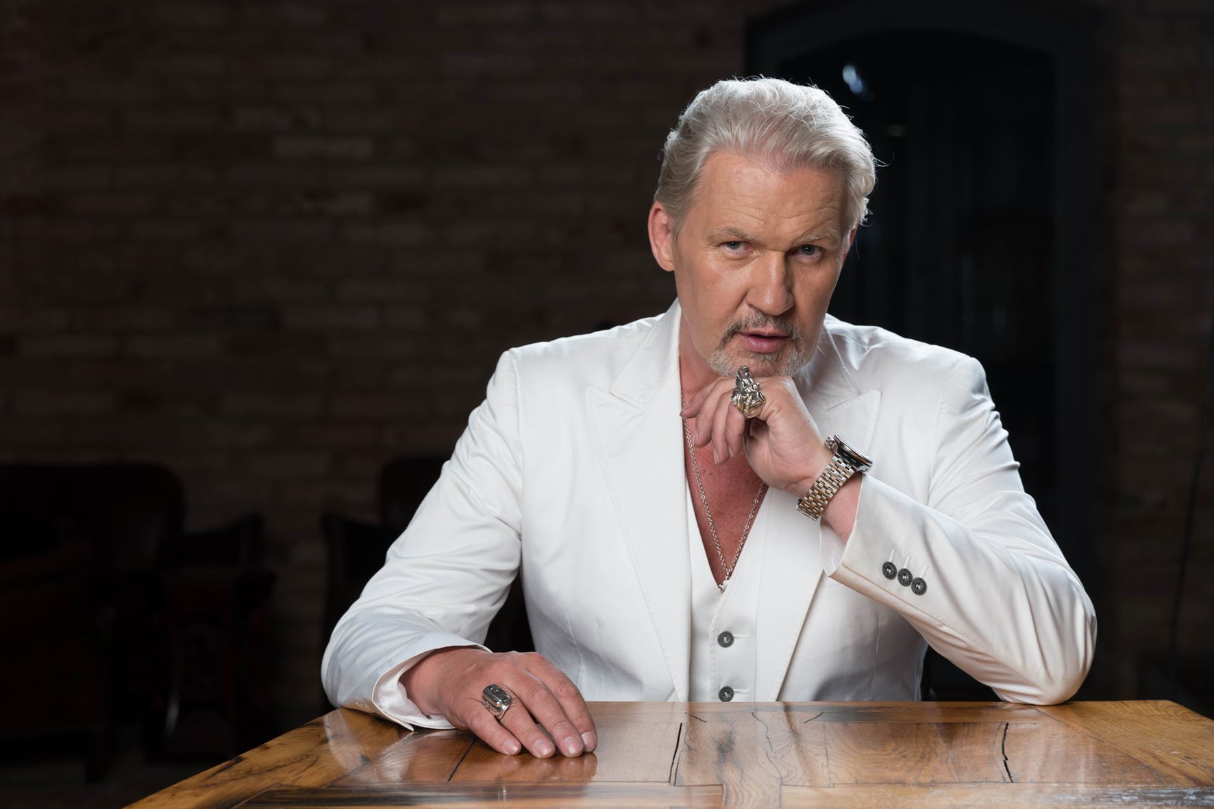Johnny Logan i Dolphin Garage