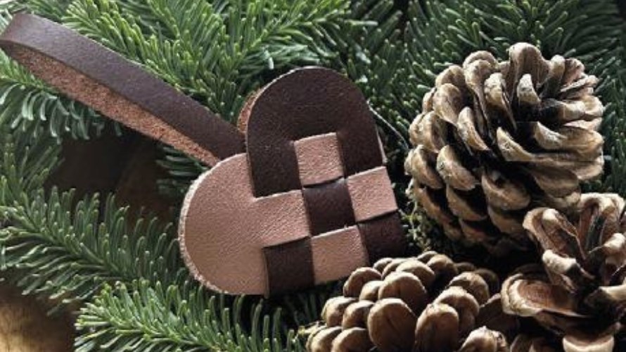 Lær at lave flettede julehjerter af læder