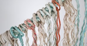 Udstillingen Oceanic Fibers: Testimony Weavings of Our Impact af Camille Deschamps Vierø