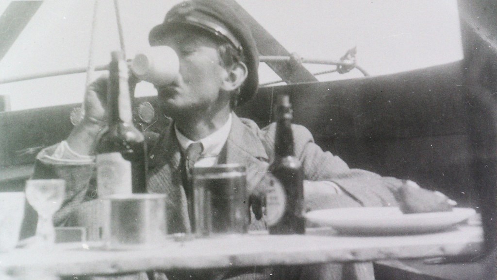 Viden og wienerbrød: Skål i kaffe