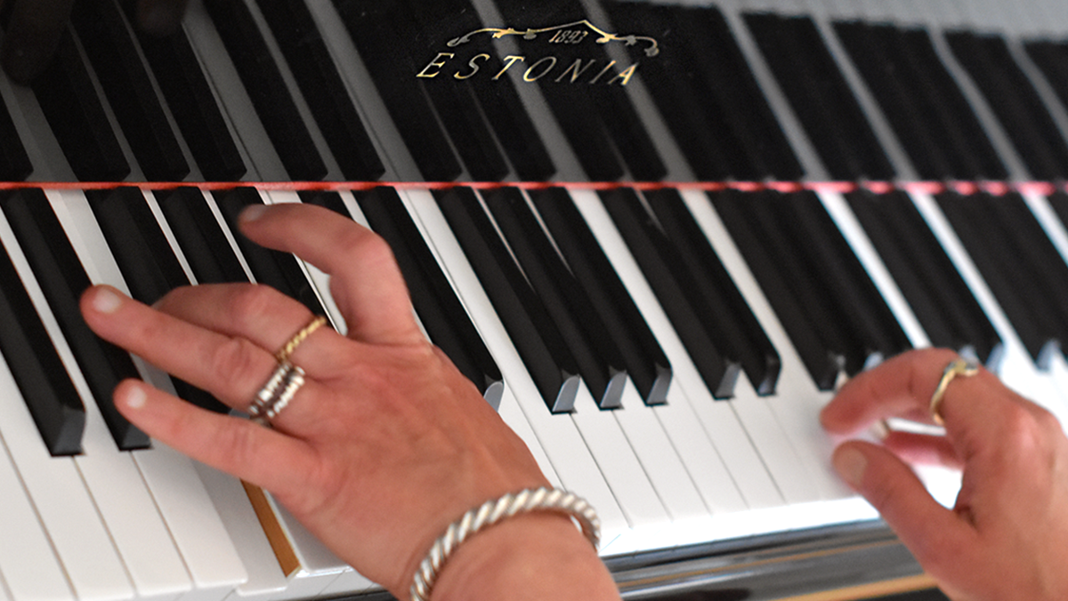 Stilfærdig klaverkoncert med levende lys