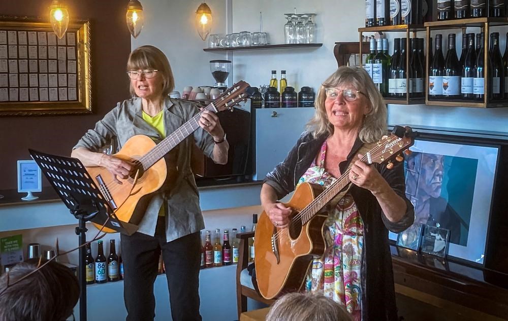 Sing along - Fællessang i butik værdig
