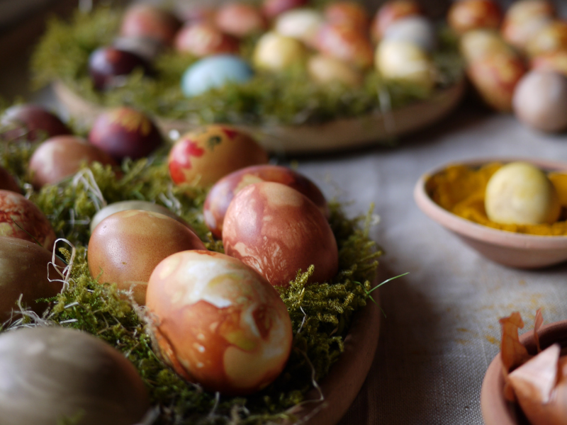 Grønne kranse og plantefarvede æg