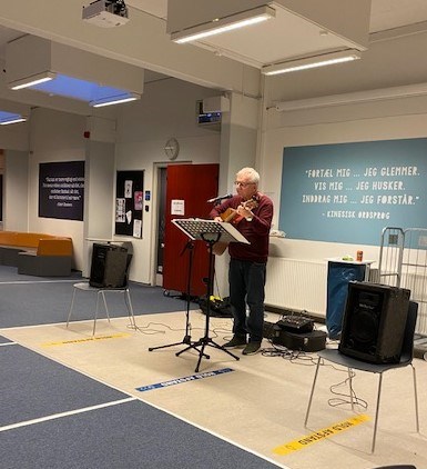 Villy Høj underholder med sang og musik