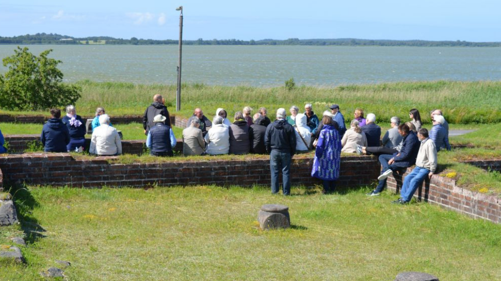 Vandretur ved Dronningholm slotsruin | Historie og natur på Arrenæs